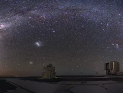 Telescopio bajo un cielo nocturno estrellado